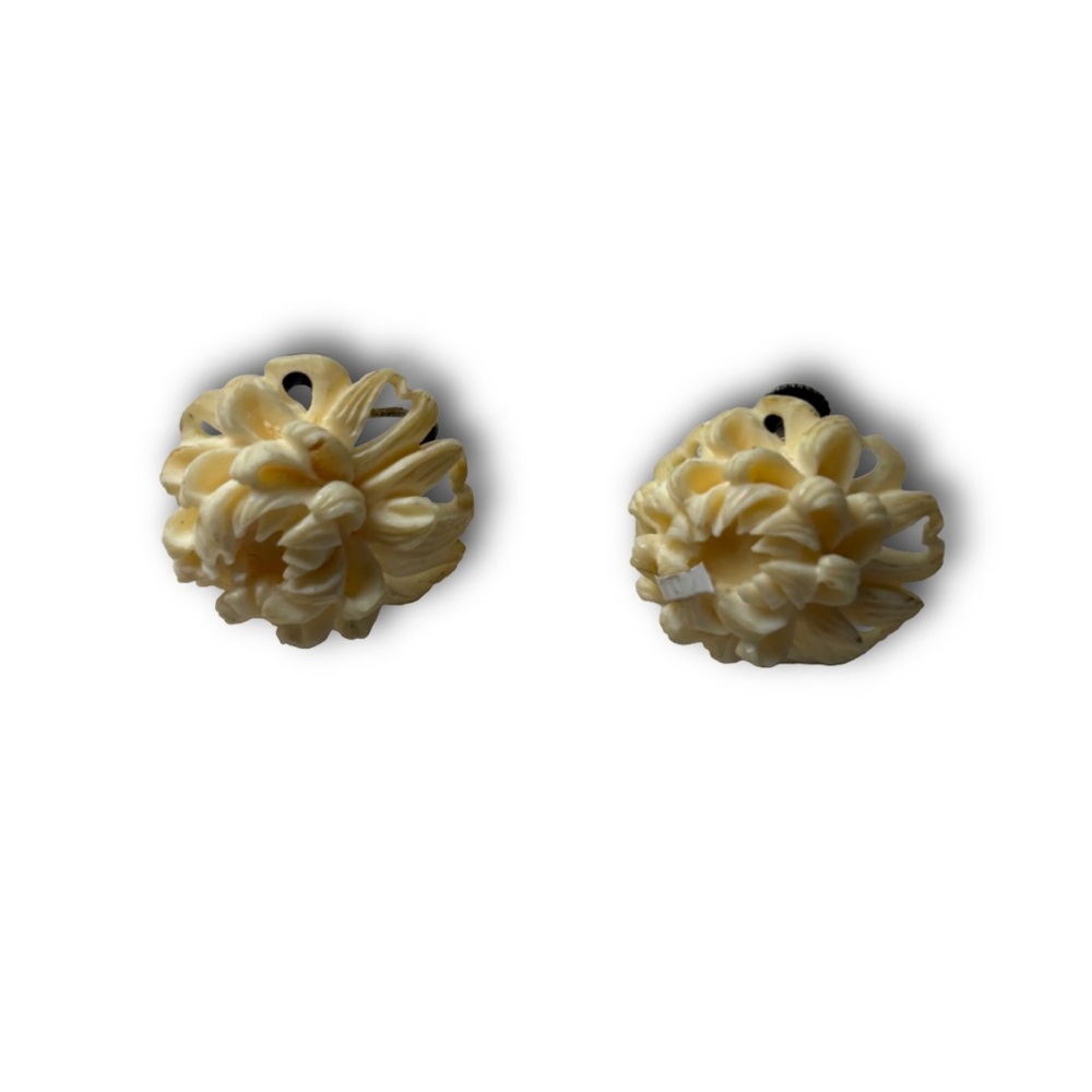 Vintage Carved Floral Screw-Back Earrings – Estate Jewelry